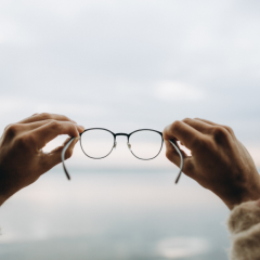 Les différents types de traitement pour vos verres : Antireflet, anti-rayures, anti-lumière bleue, … Les différents types de traitement pour vos verres : Antireflet, anti-rayures, anti-lumière bleue, …